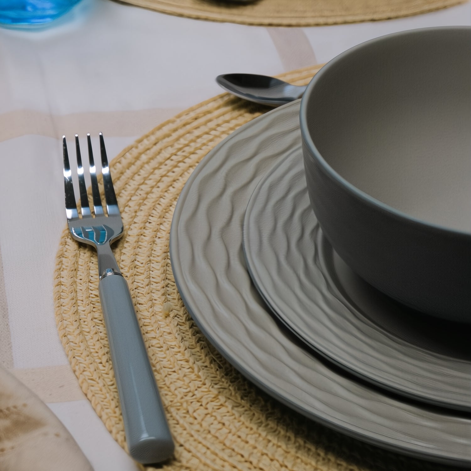 Flamefield Ripple Sand RS0112 melamine servies zand, grijs, natuur relief ingezoomd met vork en lepel