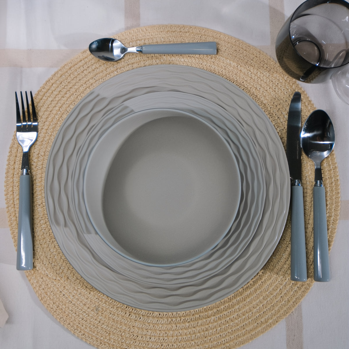 Flamefield Ripple Sand RS0112 melamine servies zand, grijs, natuur relief ingezoomd sfeerbeeld met placemat bovenaanzicht 