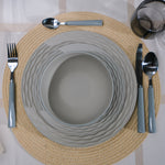 Flamefield Ripple Sand RS0112 melamine servies zand, grijs, natuur relief ingezoomd sfeerbeeld met placemat bovenaanzicht 