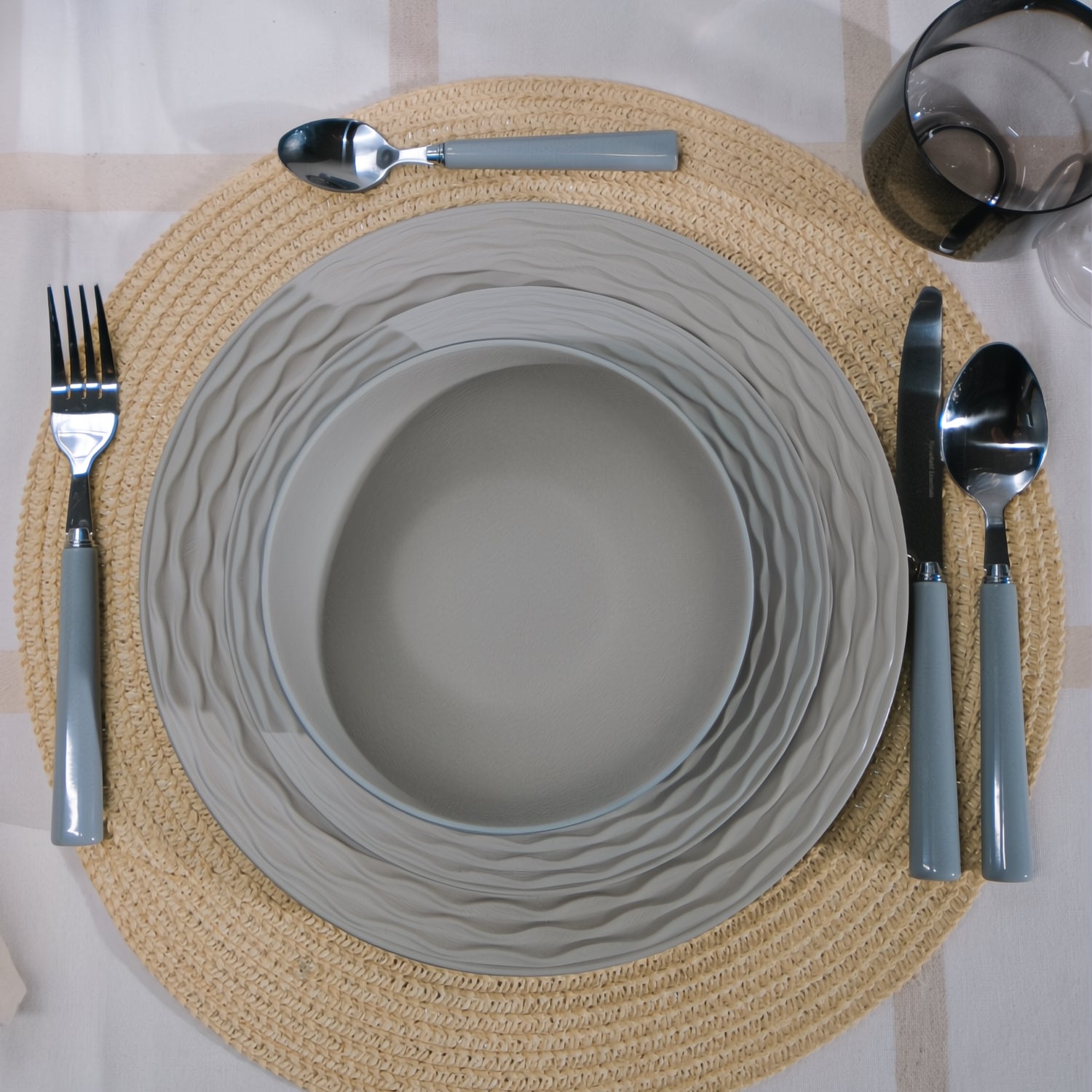 Flamefield Ripple Sand RS0112 melamine servies zand, grijs, natuur relief ingezoomd sfeerbeeld met placemat bovenaanzicht 