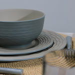 Flamefield Ripple Sand RS0112 melamine servies zand, grijs, natuur relief ingezoomd sfeerbeeld met placemat en grijze achterwand