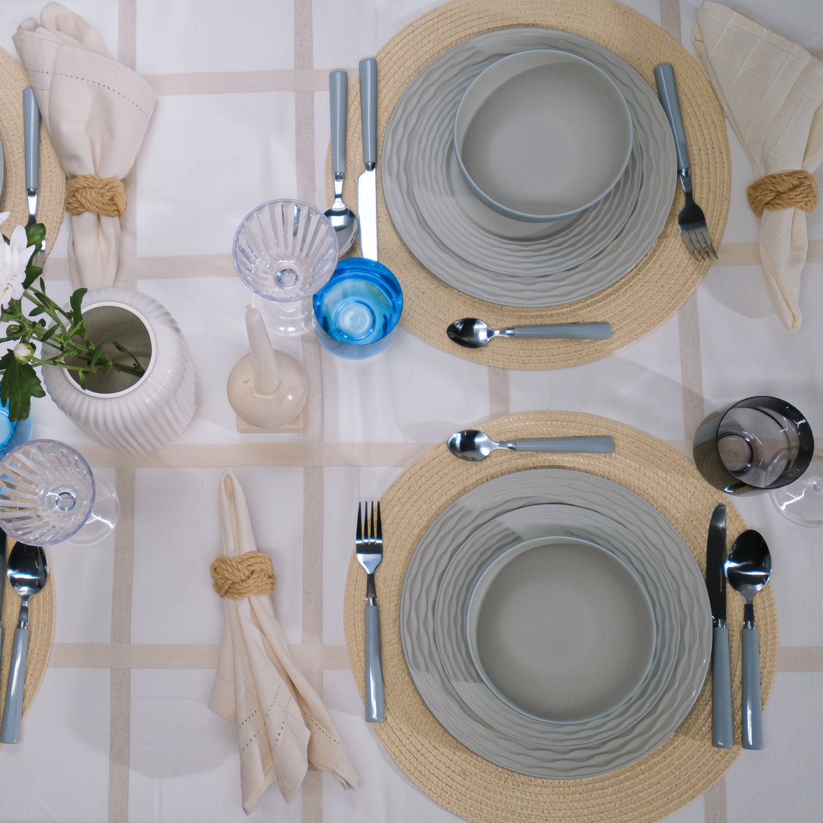 Flamefield Ripple Sand RS0112 melamine servies zand, grijs, natuur relief op gedekte tafel voor vier personen