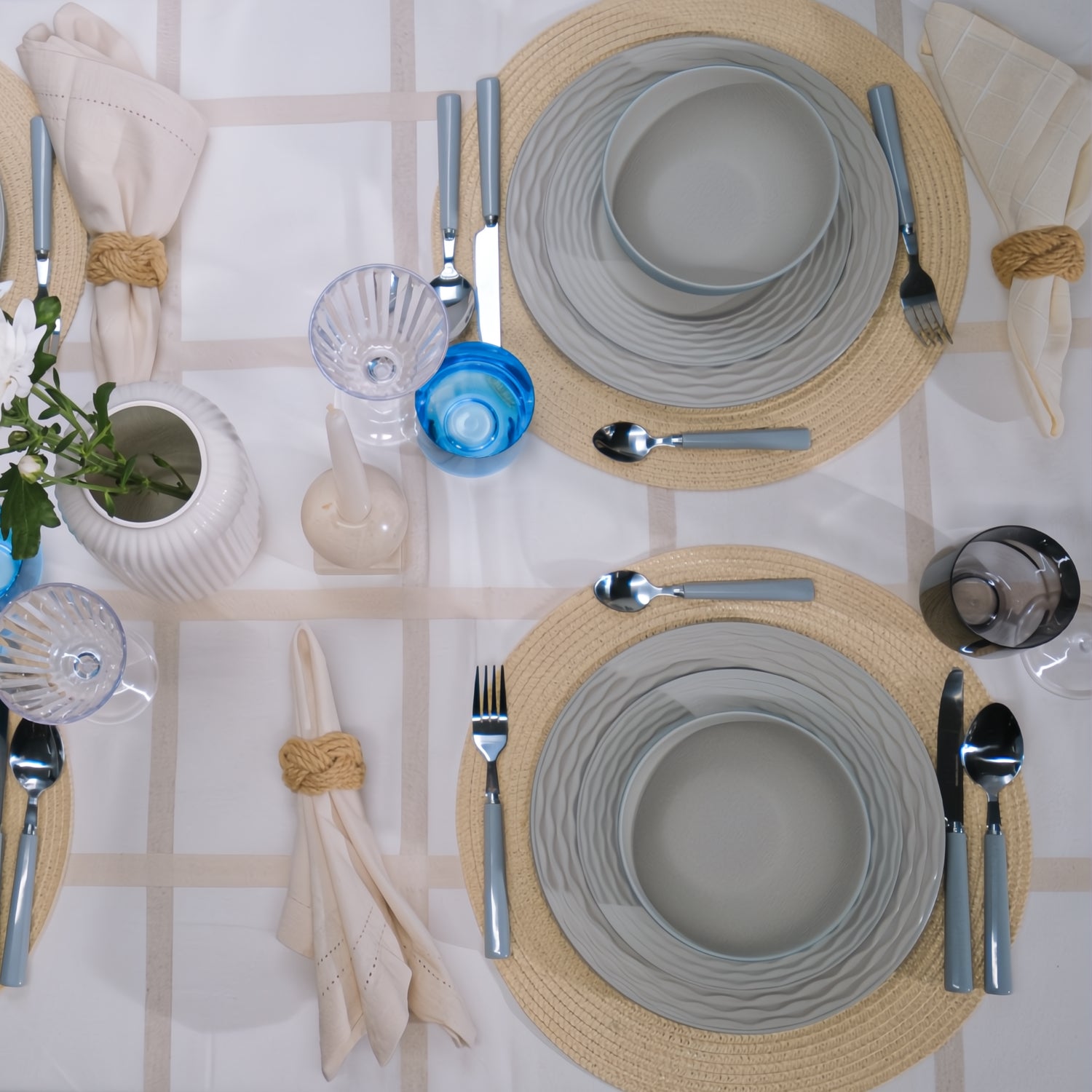 Flamefield Ripple Sand RS0112 melamine servies zand, grijs, natuur relief op gedekte tafel voor vier personen