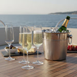 Flamefield Riviera champagneflute Tritan met anti-slip voet met een wijn koeler met champagne fles erin, van aluminium op het dek van een boot