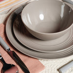 Flamefield Seramika Latte 16-Piece Melamine Tableware Set sfeerbeeld  met bestek