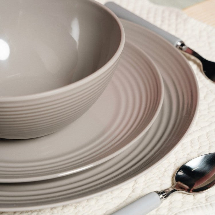 Flamefield Seramika Latte 16-Piece Melamine Tableware Set sfeerbeeld  met bestek en close up