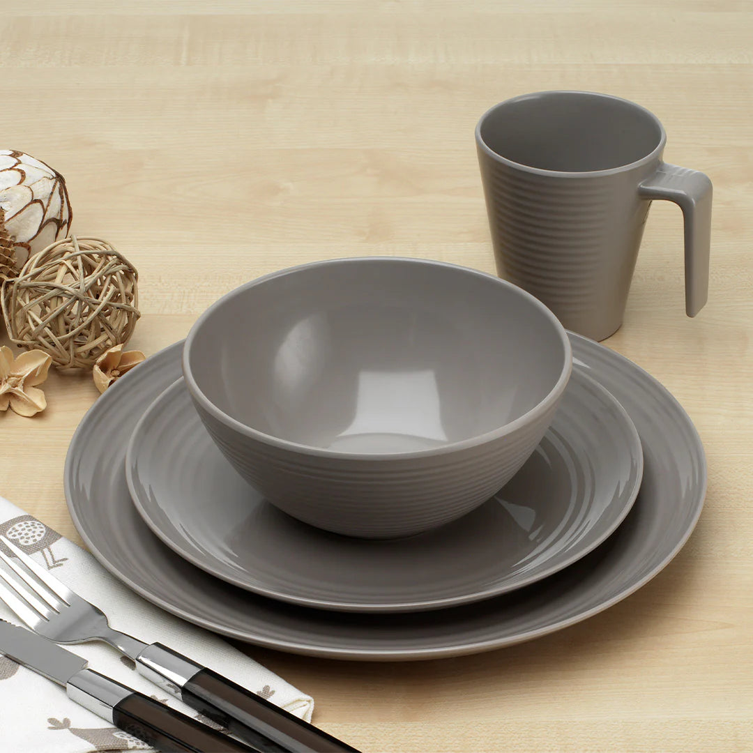 Flamefield Seramika Latte 16-Piece Melamine Tableware Set sfeerbeeld  complete set op een houten tafel