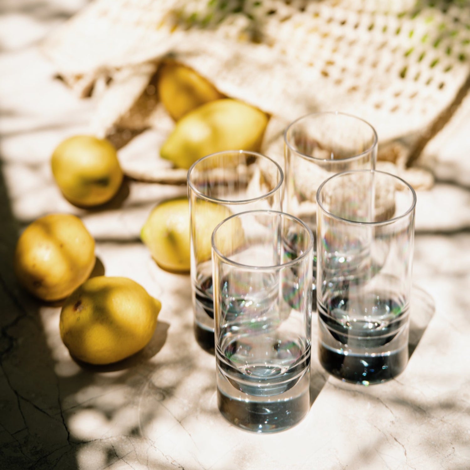 Flamefield Slim jim Smoke met citroenen op een plank