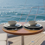 Flamefield Vintage Beige melamine servies – romantisch & chic dinerbord, ontbijtbord en kom op ronde tafel aan boord van een luxe jacht