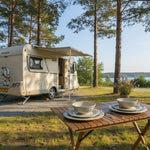 Flamefield Vintage Beige melamine servies – romantisch & chic gefotografeerd op een teak tafel in de natuur bij de camper