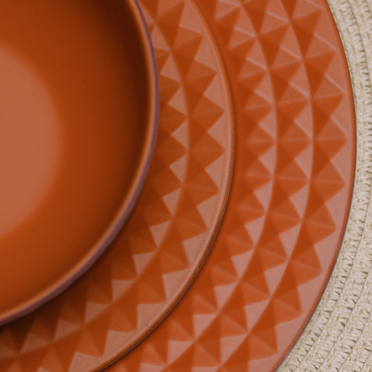 Flamefield Viva Terra melamine servies bordeaux, rood ingezoomd detail met relief rand