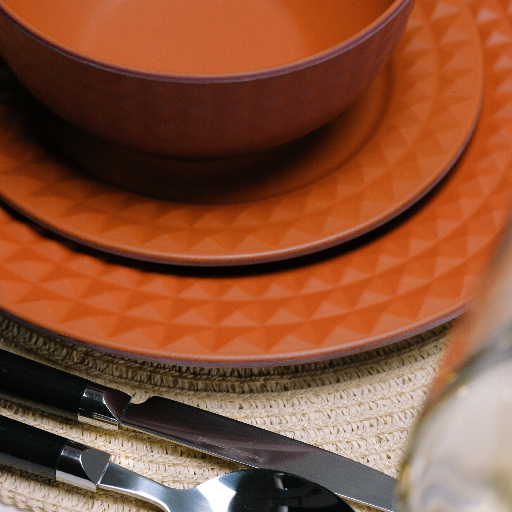 Flamefield Viva Terra melamine servies bordeaux, rood met reliefrand dinerbord, ontbijtbord, kom, op tafel met  zwart bestek