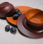 Flamefield Viva Terra melamine servies bordeaux, rood met ruit reliefrand dinerbord, ontbijtbord, kom, met blauwe druiven op een grijs tafellaken