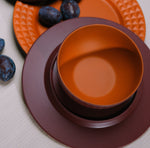 Flamefield Viva Terra melamine servies bordeaux, rood met ruit reliefrand dinerbord, ontbijtbord, kom, met blauwe druiven van bovenaf gezien