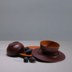 Flamefield Viva Terra melamine servies bordeaux, rood sfeerbeeld met dadels op twee borden en kommen op grijze achtergrond