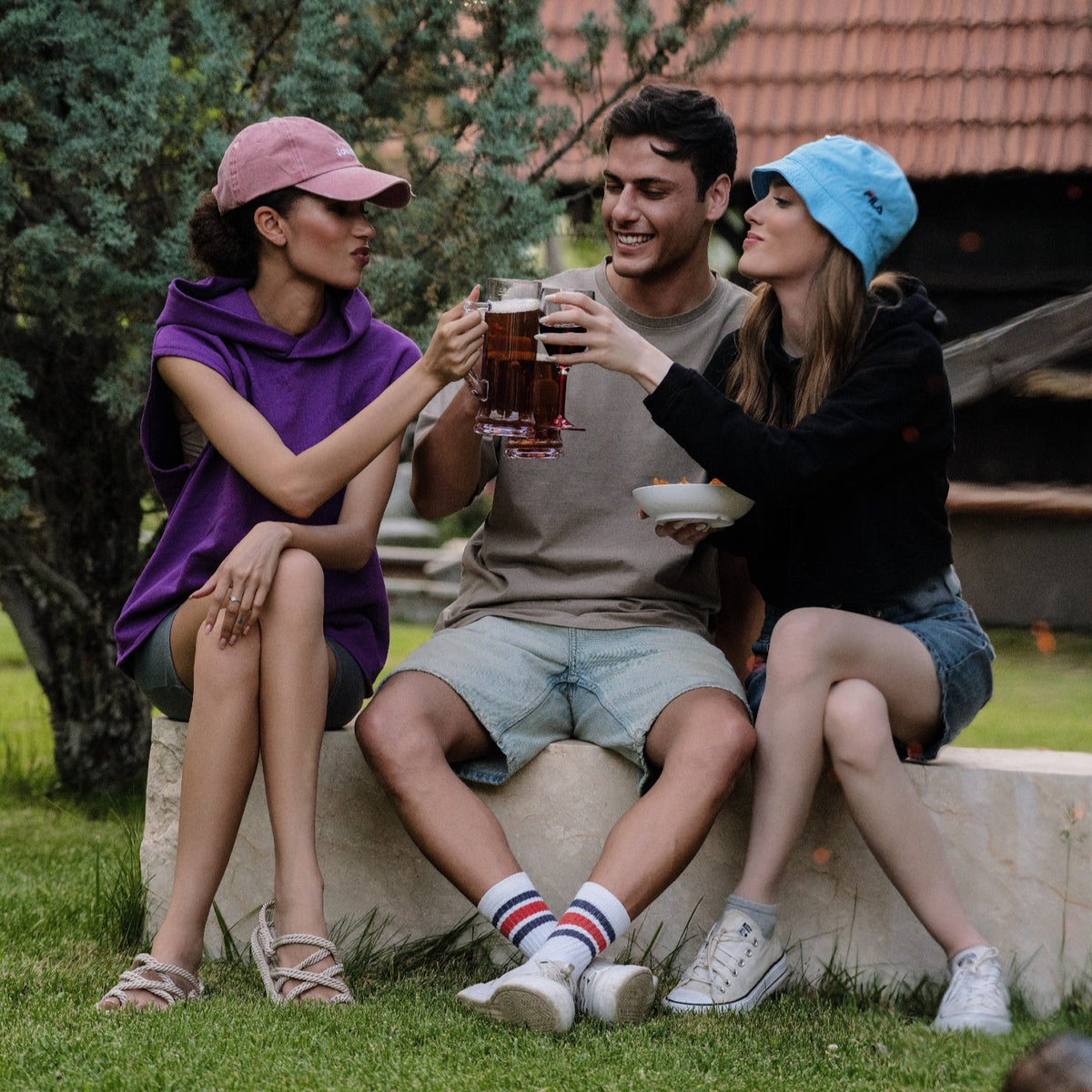 Flamefield_bierpul_drie_vrienden_proosten