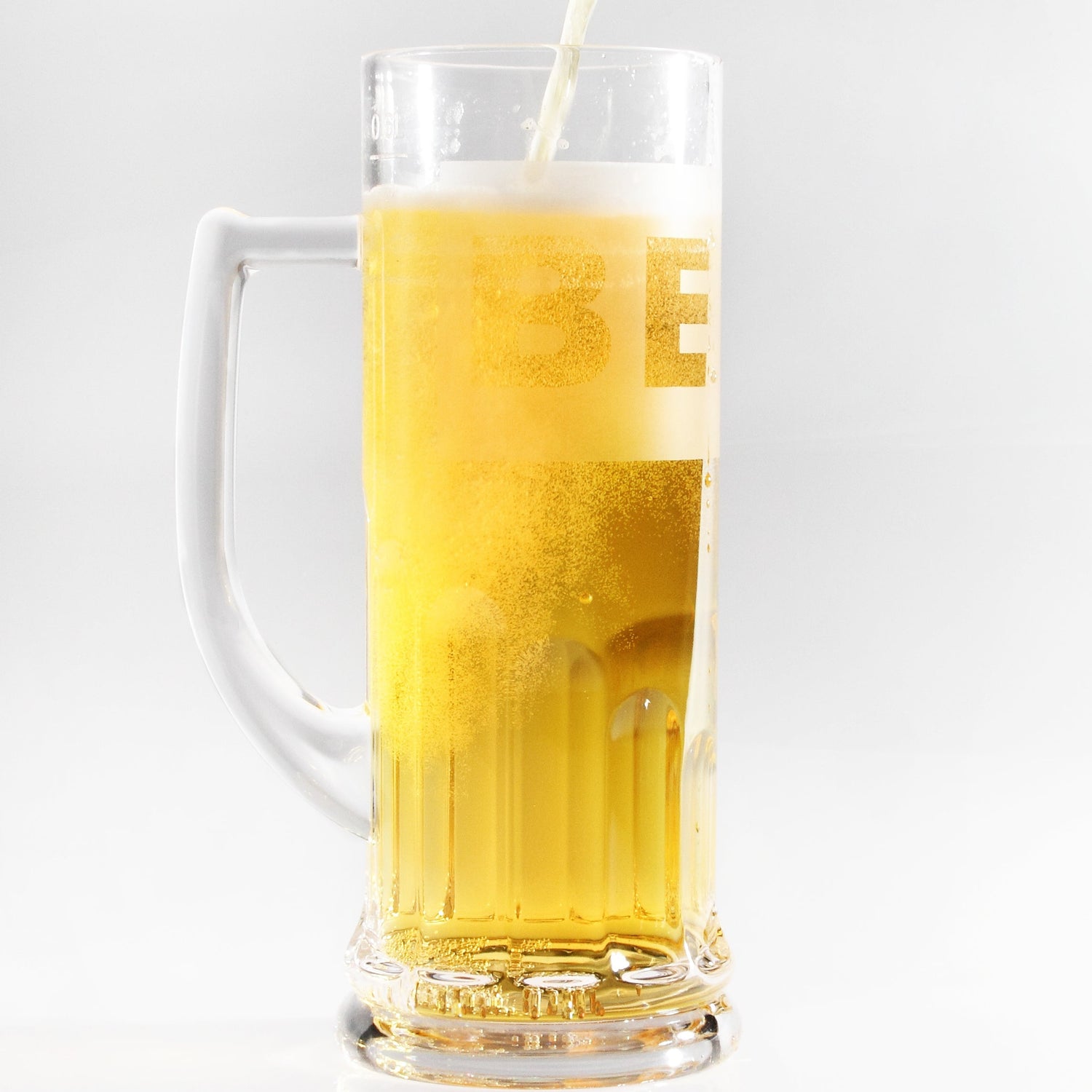 Flamefield bierpul met bier wat ingeschonken wordt euit een flesje
