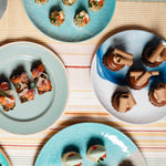 Flamefield dinerborden met snacks gepresenteerd op een gestreept tafellaken
