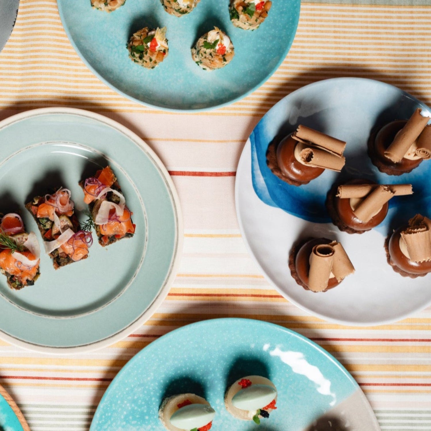 Flamefield dinerborden met snacks gepresenteerd op een gestreept tafellaken