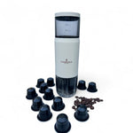 Flamefield draagbare espressomachine - USB-oplaadbaar, wit met koffiecups ernaast
