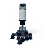 Flamefield draagbare espressomachine - USB-oplaadbaar, wit op los verkijgrbare espresso machine houder met losse koffie cups eromheen