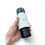 Flamefield draagbare espressomachine - USB-oplaadbaar, wit vastgehouden in hand van man