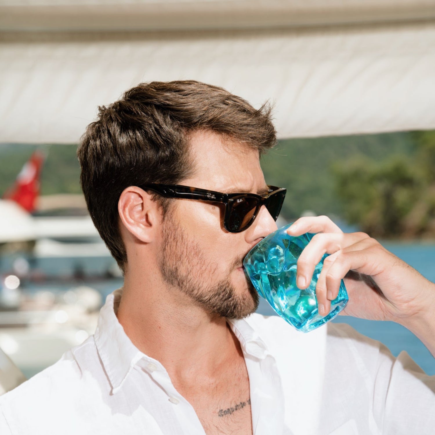 Flamefield ice tumbler met man die drinkt