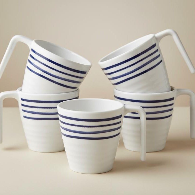 Flamefield mokken Azure 300 ml – wit met blauwe streep, stapelbaar, melamine vijf stuks speels in beeld gezet