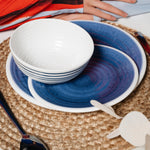 Flamefield onbreekbaar servies Azure blauw met wit AZ0112 op een rieten placemate 