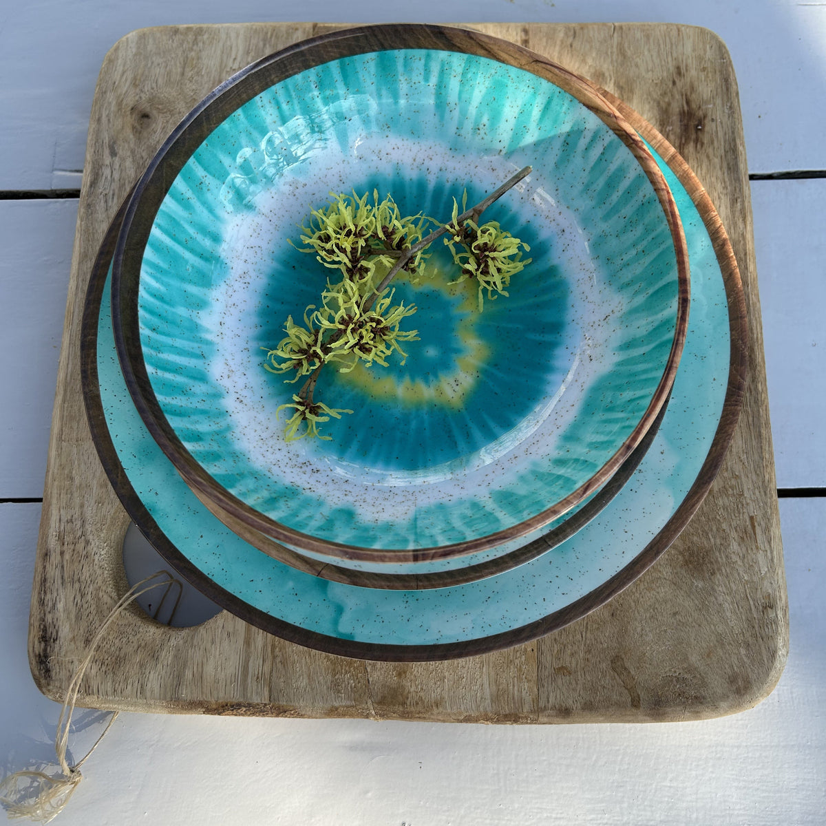 Flamefield onbreekbaar servies Boho Dream – 12-delige melamine set met antislip gepresenteerd op een houten plank