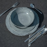 Flamefield onbreekbaar servies Moondust grijs - 12-delige melamine set met antislip dinerbord, ontbijtbord en kom met bestek op tafel