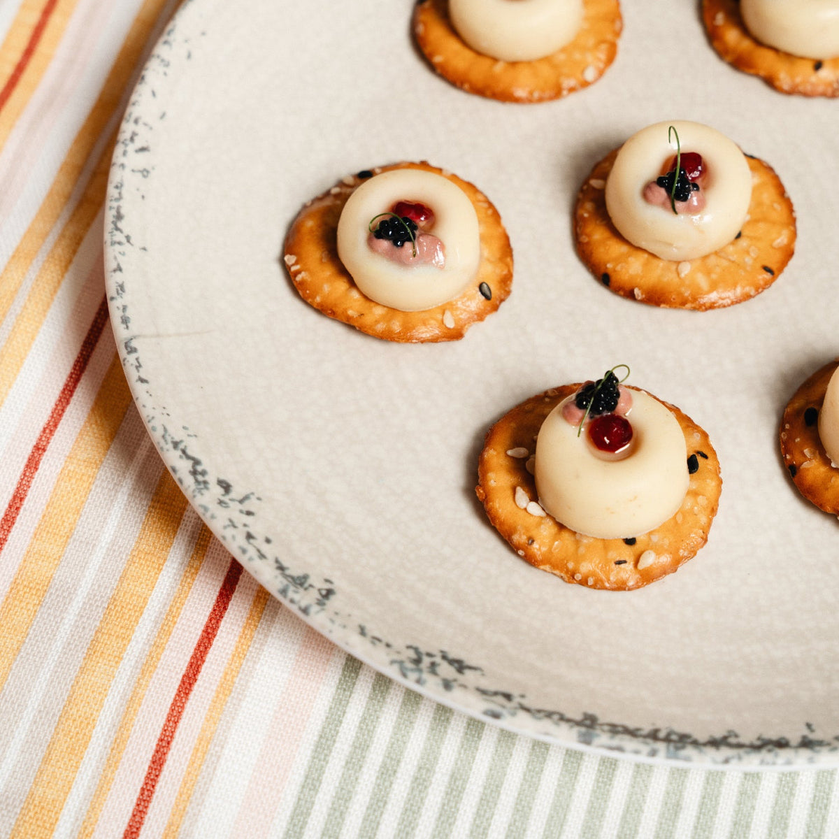 Flamefield onbreekbaar servies Rustic Pearl bord met verfijnde snacks