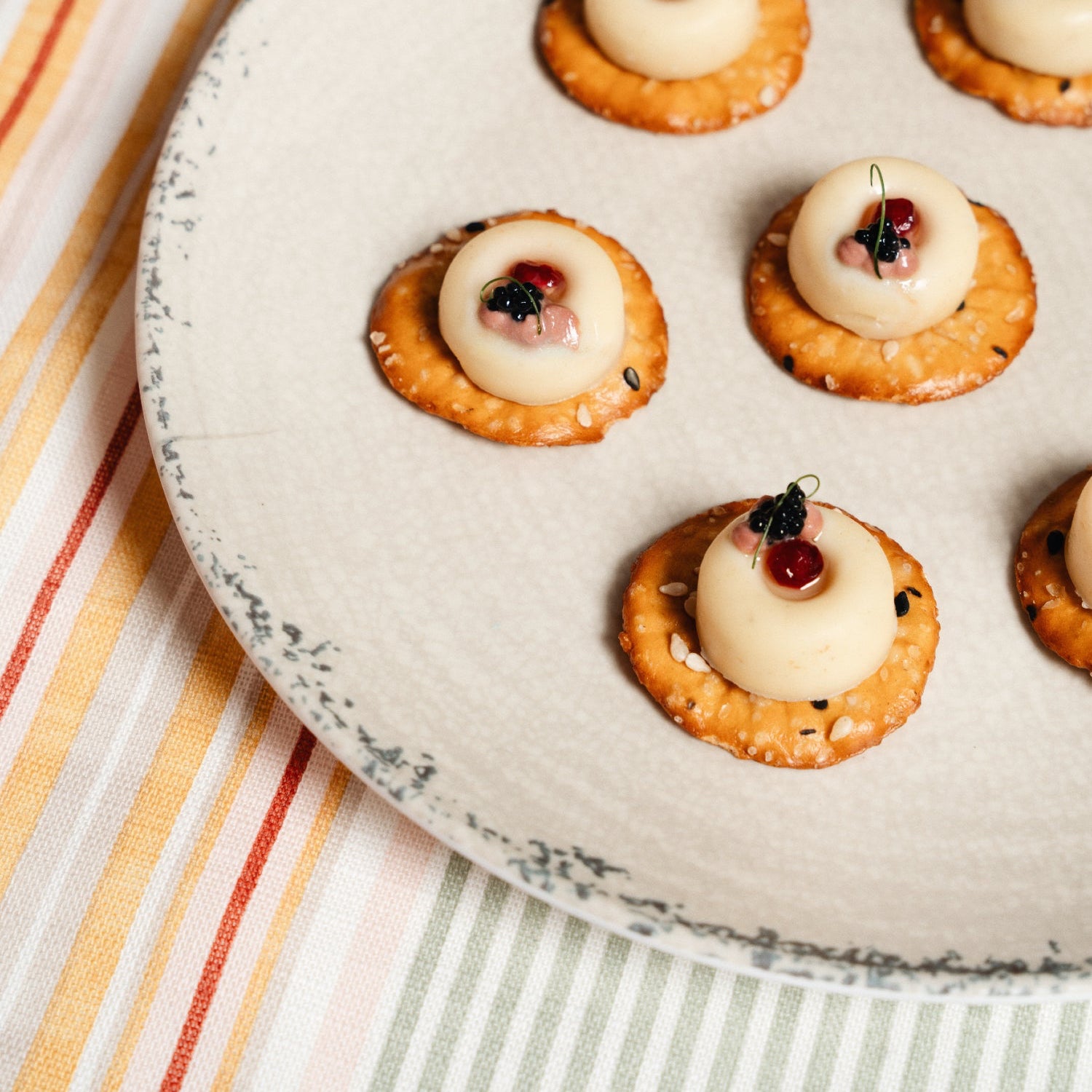 Flamefield onbreekbaar servies Rustic Pearl bord met verfijnde snacks