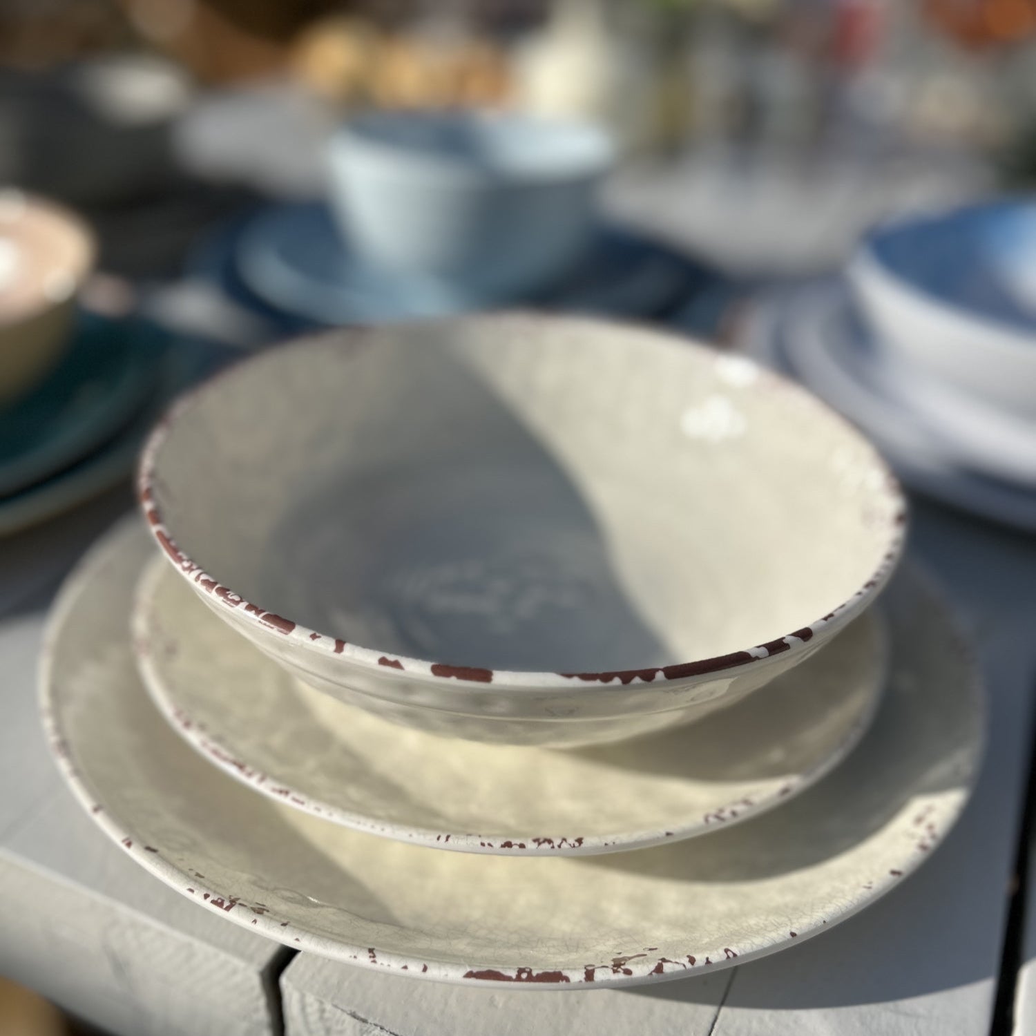 Flamefield onbreekbaar servies Rustic Pearl creme-wit, parelmoer dinerbord, ontbijtbord,kom op een tafel buiten