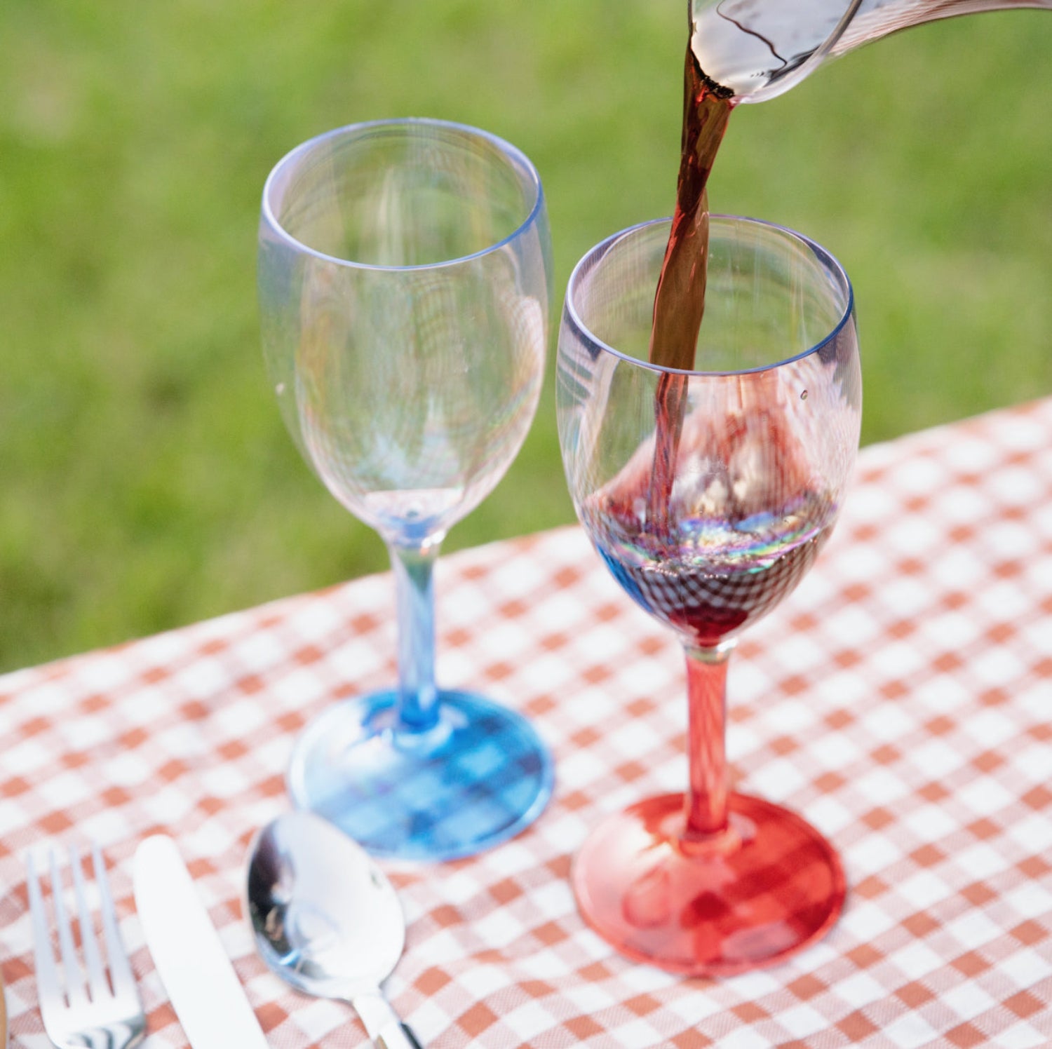 Flamefield_party_wine_goblet met kan uitschenken rode wijn