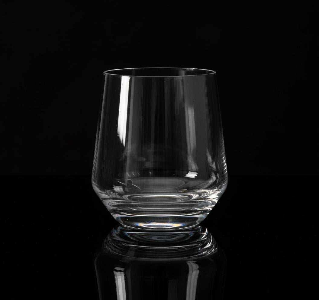 Flamefield savoy waterglas met zwarte achtergrond