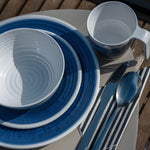Flamefield seerbeeld van onbreekbaar servies Azure blauw met wit AZ0112 op een houten tafelen Azure mok met bestek 