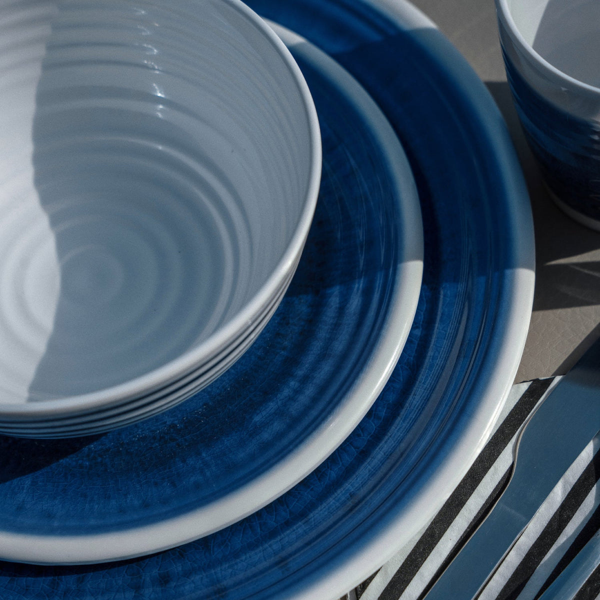 Flamefield seerbeeld van onbreekbaar servies Azure blauw met wit AZ0112 op een houten tafelen Azure mok met bestek  ingezoomd