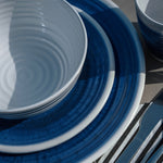 Flamefield seerbeeld van onbreekbaar servies Azure blauw met wit AZ0112 op een houten tafelen Azure mok met bestek  ingezoomd