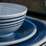 Flamefield seerbeeld van onbreekbaar servies Azure blauw met wit AZ0112 op een houten tafelen Azure mok met bestek  ingezoomd detail met witte mok