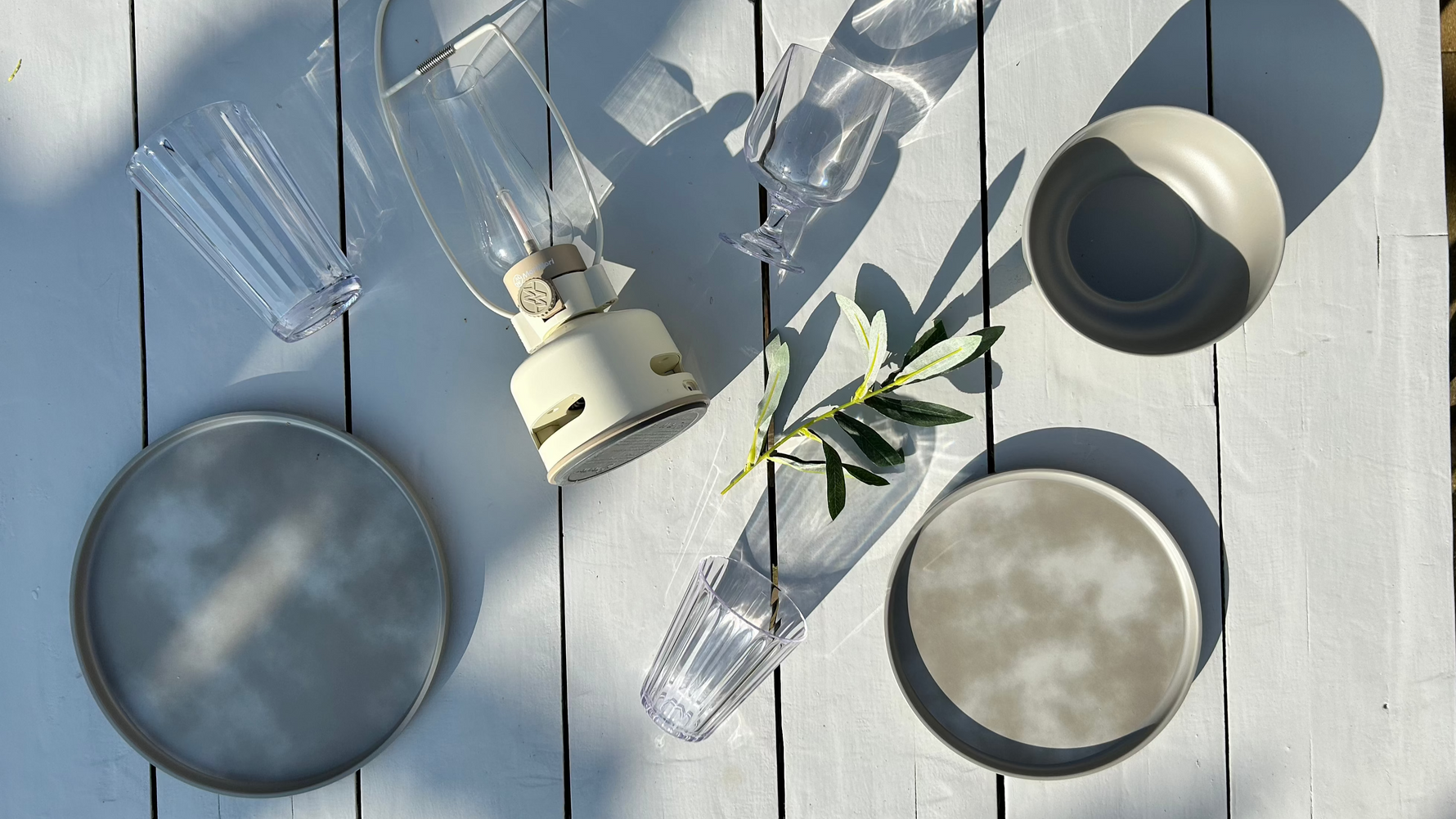 Flamefield servies Pebble Sky met Crystal en Stackable glazen in sfeer liggend op tafel met MoriMori en olijftakje