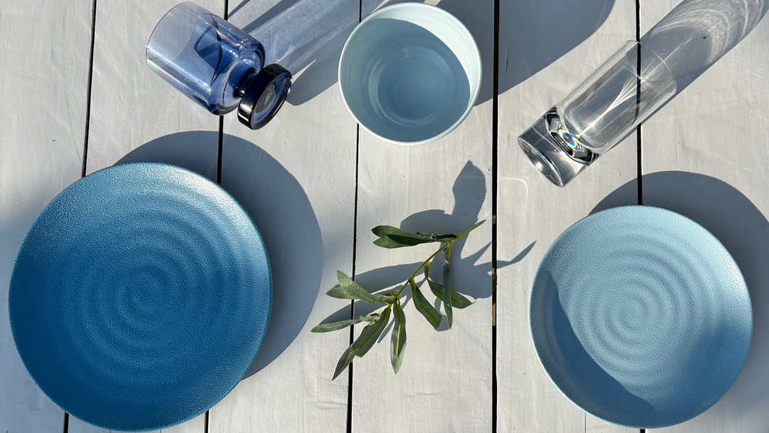 Flamefield servies Shades of Blue met bijpassende onbreekbare glazen Slim Jim en Moon in sfeersetting met olijftakje op tafel 