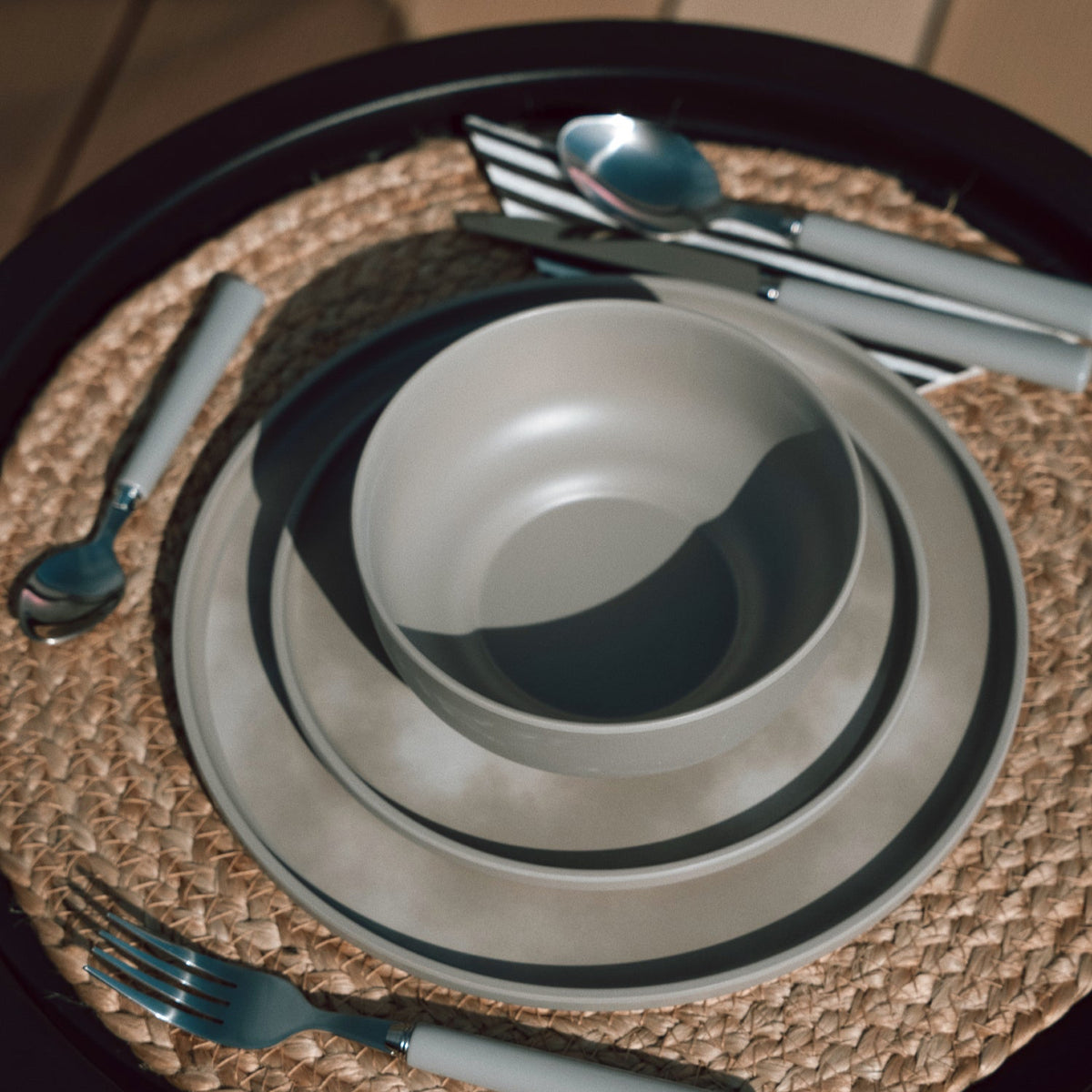 Flamefield serviesset Pebble Sky – 12-delig, mat grijs melamine set van dinerbord, ontbijtbord en kom op een placemate en bestek
