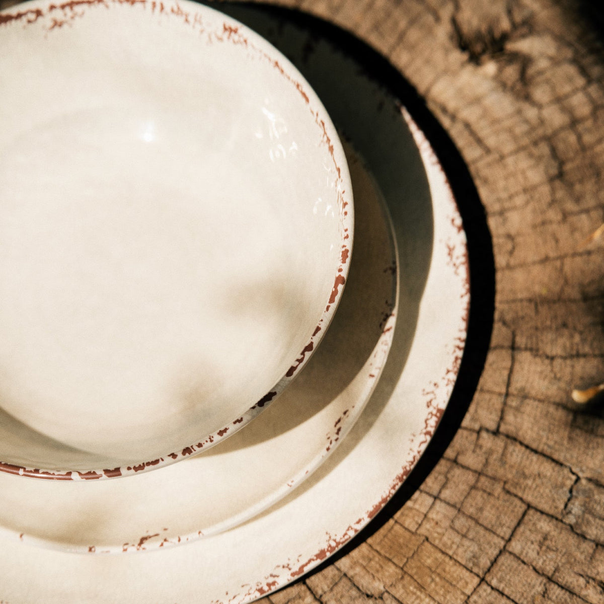 Flamefield serviesset Rustic Pearl – 12-delig melamine servies een dinerbord, ontbijtbord en kom op een boomstronk