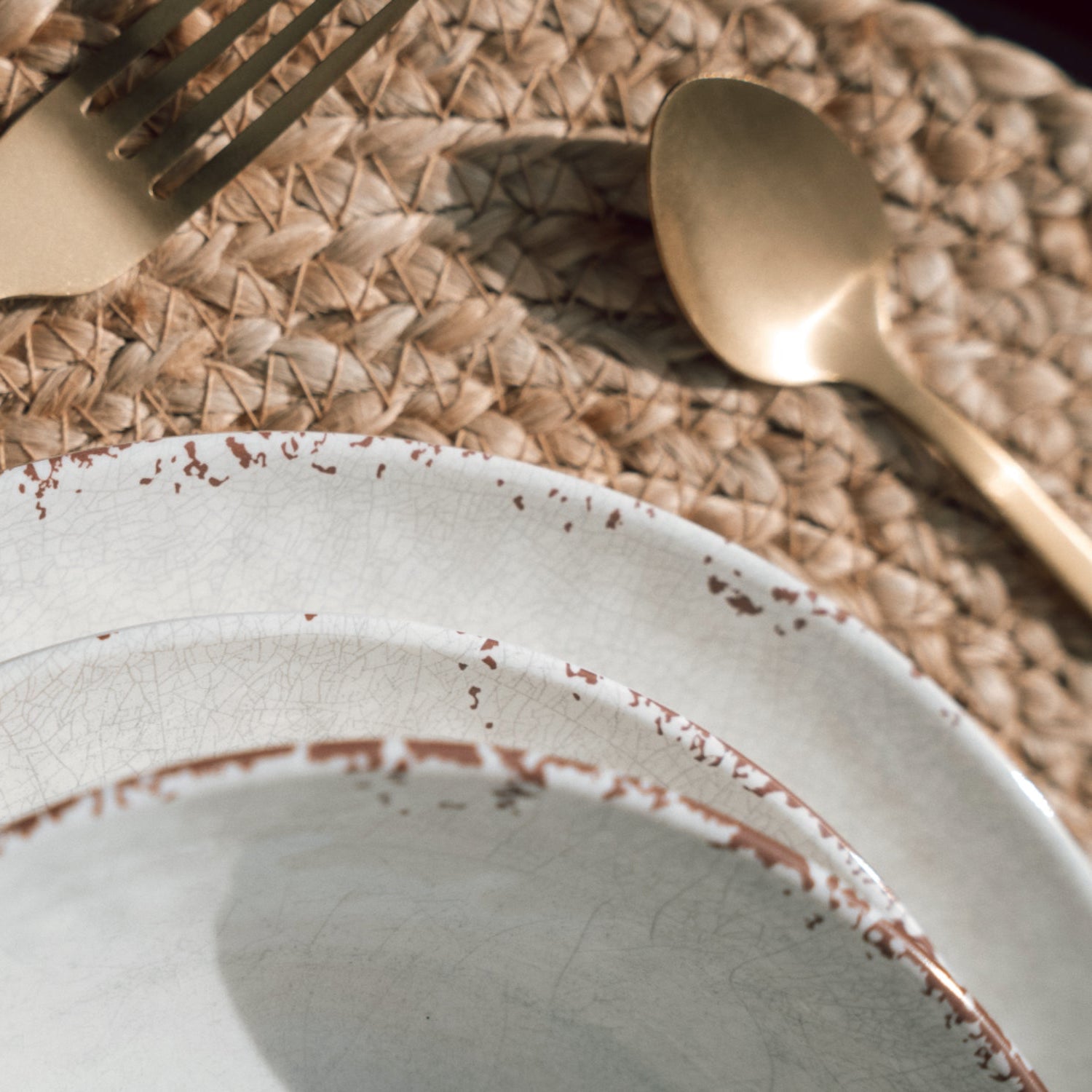 Flamefield serviesset Rustic Pearl – 12-delig melamine servies dinerbord, ontbijtbord en kom rand met lepel ernaast ingezoomd