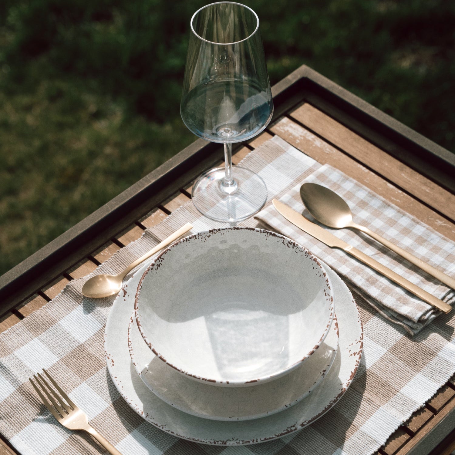 Flamefield serviesset Rustic Pearl – 12-delig melamine servies, dinerbord, ontbijtbord, kom en Savoy glas op een houten butlertray