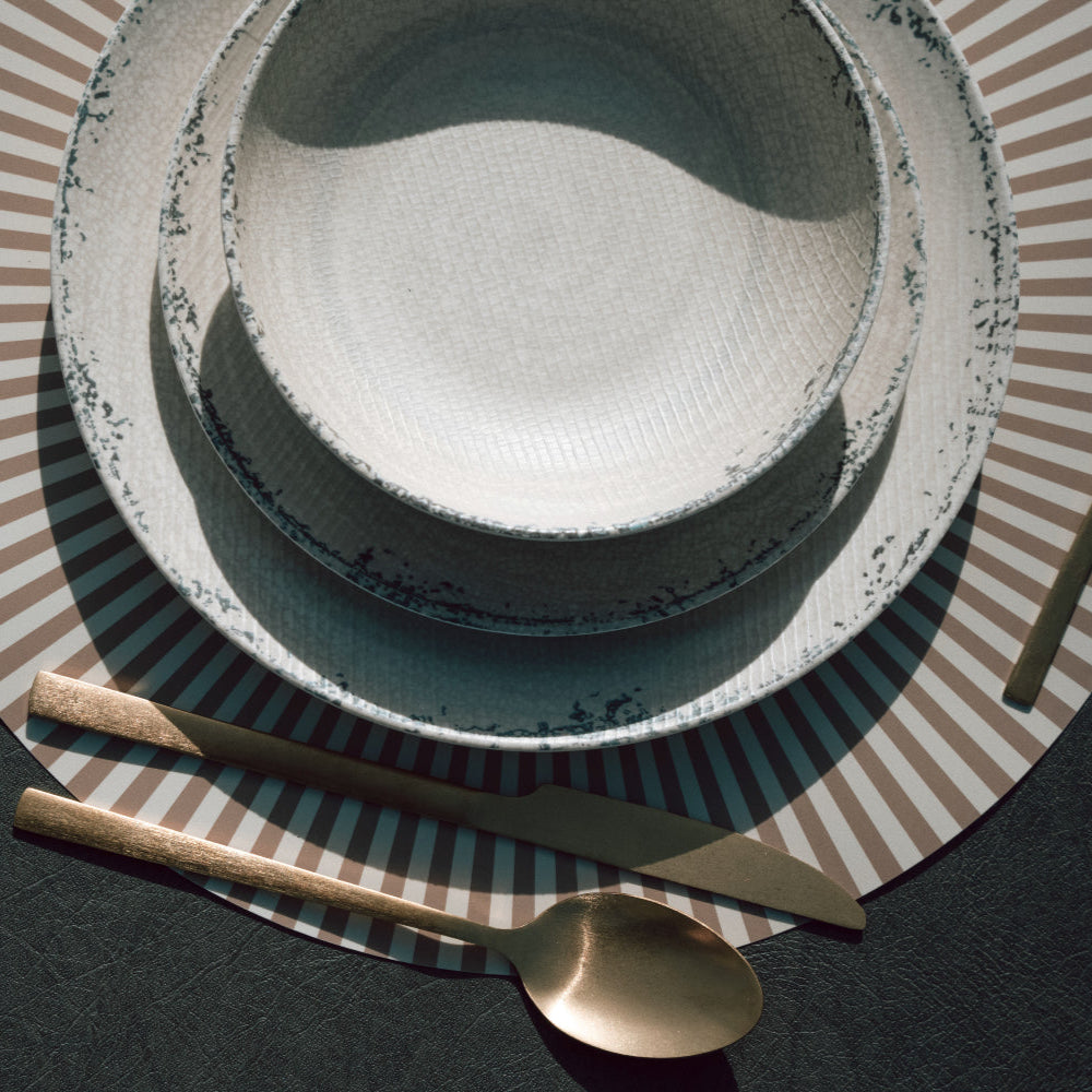 Flamefield serviesset Rustic Pearl – 12-delig melamine servies dinerbord, otbijtbord, kom, op een gestreepte placemate met bestek lepel en mes