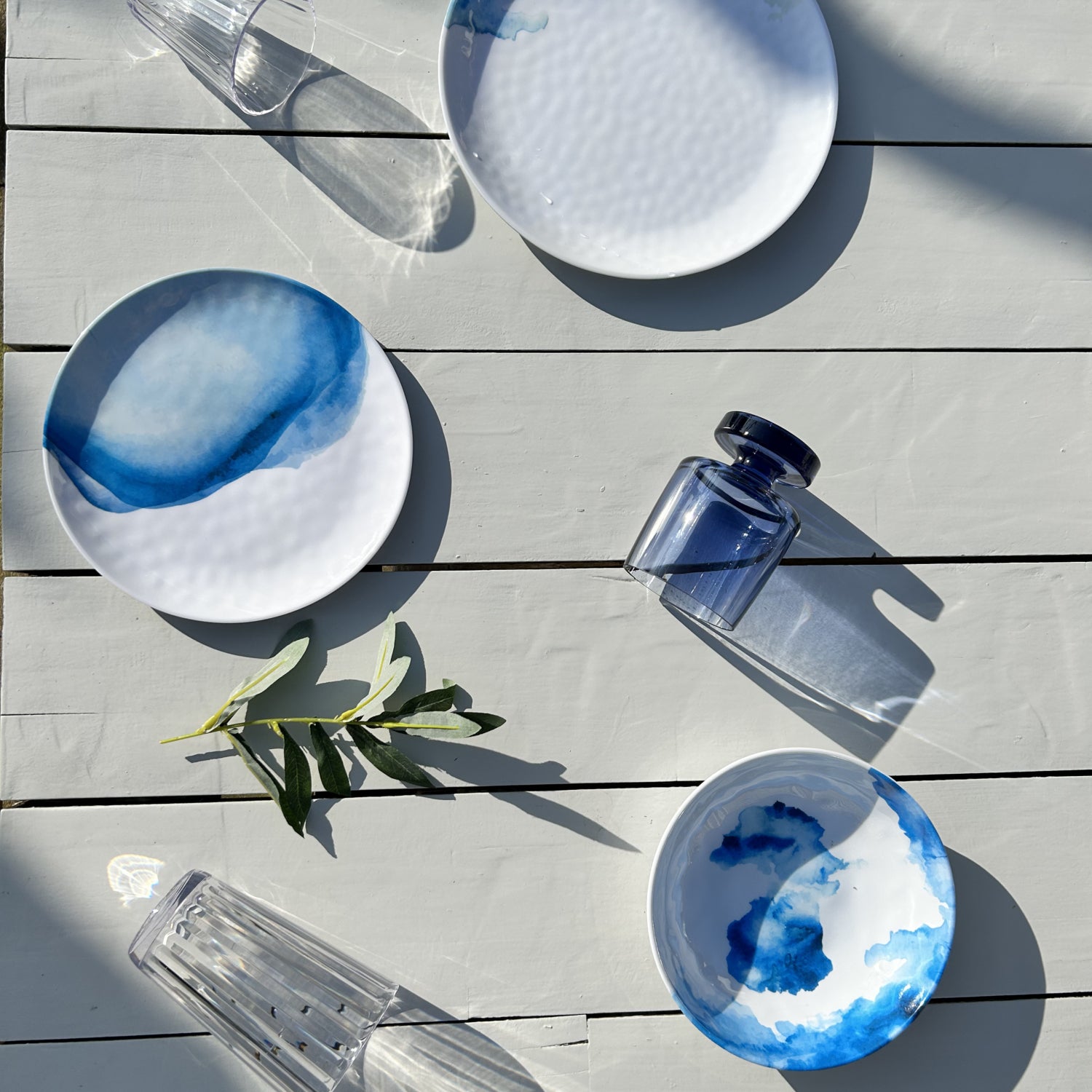 Flamefield sfeerbeeld onbreekbaar servies Deep Seamet glazen uit Crystal en Heavy base wijnglas Blue