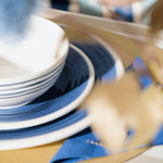 Flamefield sfeerbeeld van onbreekbaar servies Azure blauw met wit AZ0112 op een rieten placemat ingezoomd 