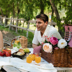 Flamefield twee stuks slim Jim clear met sinaasappel appelsap met man en een picknick mand op de achtergrond
